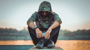 Mężczyzna sneakers i bluza z kapturem
