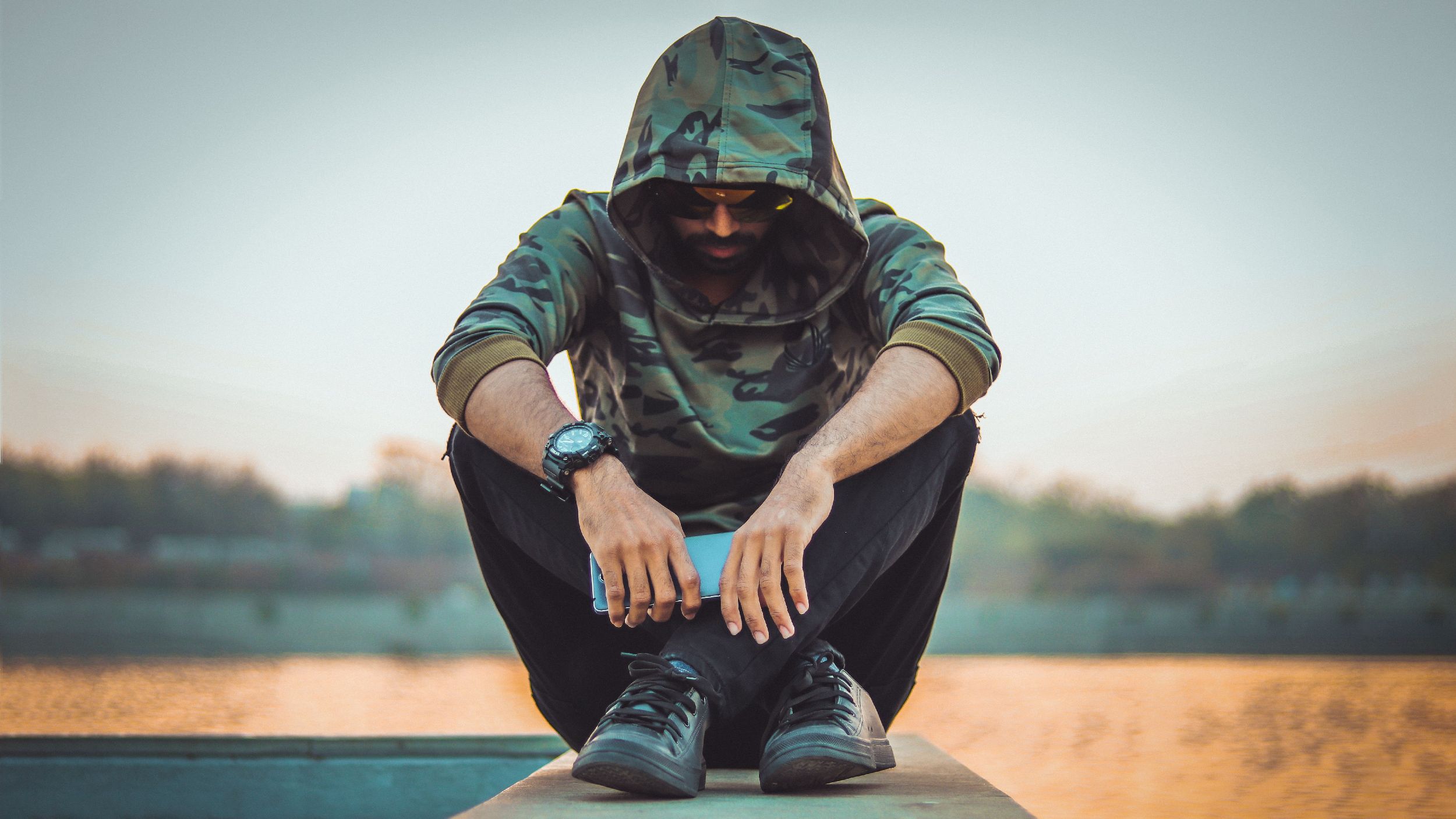 Mężczyzna sneakers i bluza z kapturem